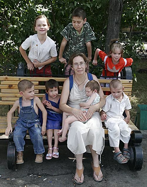 Откуда берем воду. Семейный детский дом в уташе. Женская рука в воде. Пермакультура на воде. Счастливая семья пьет воду.