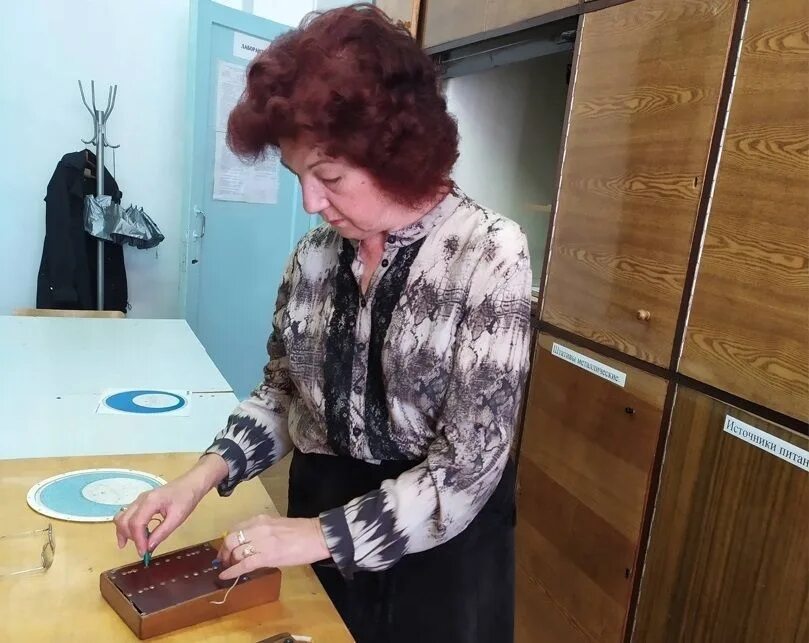 Плакат "с юбилеем!". С юбилеем 55. Учитель физики в выгоничах сош. 55 лет педагогу. Открытка "с юбилеем! 55".