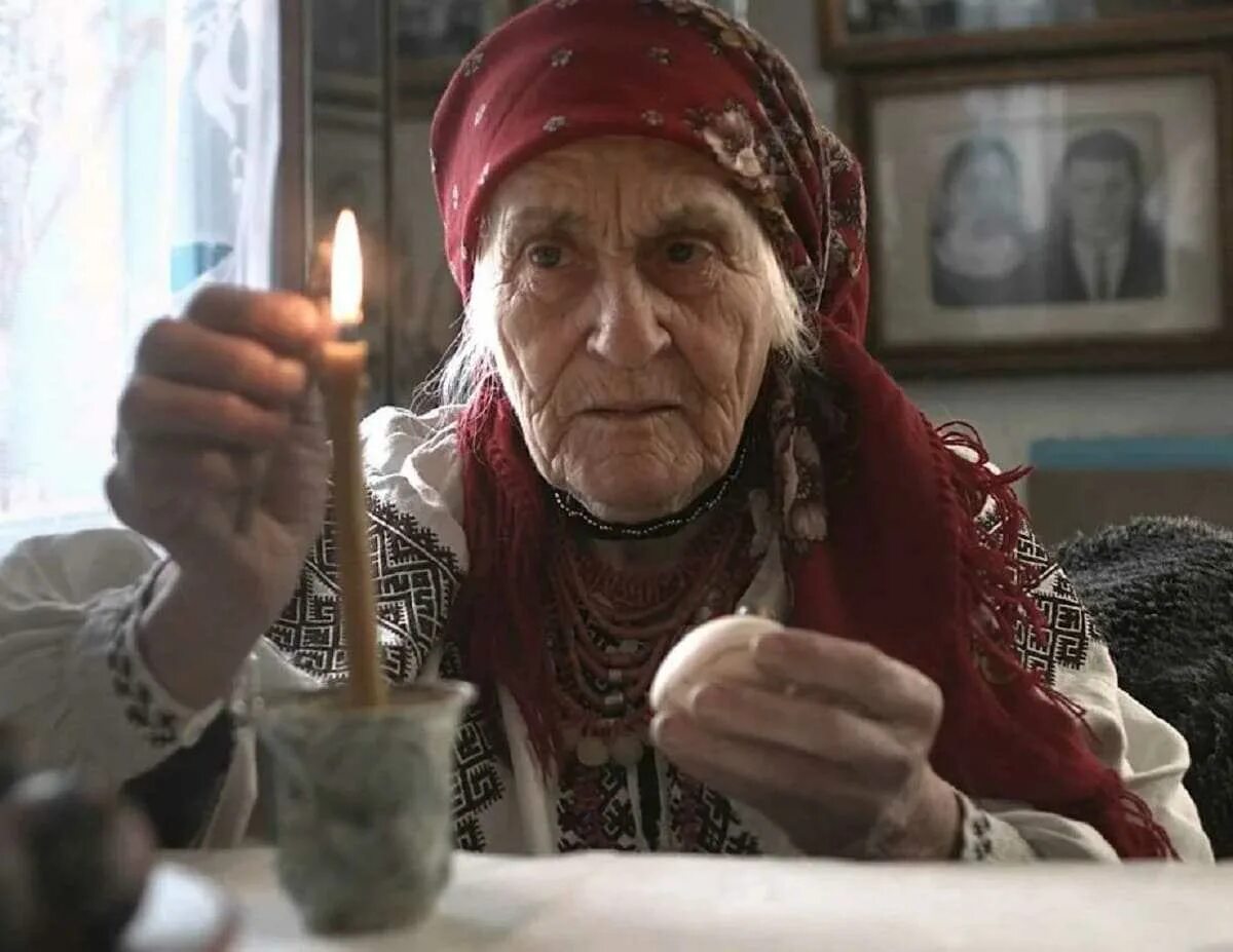 Где находится бабушка. Бабуля знахарка. бабка целительница. бабушка ведунья. бабка гадалка.