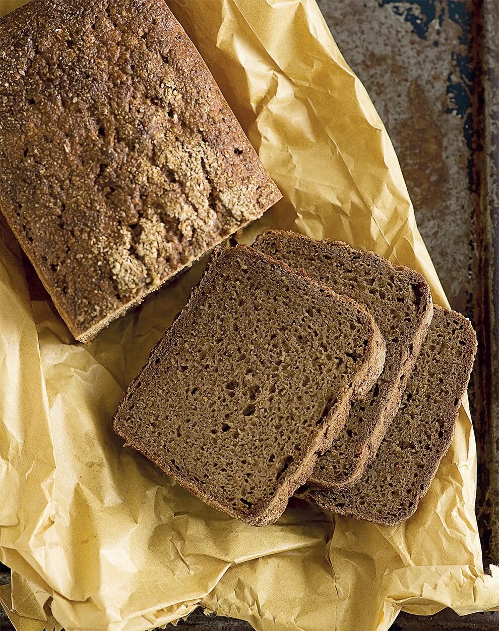 Продукт из ржаной муки. Хлеб ремесленный хлеб крестьянский ржано-пшеничный. Ржано-пшеничный хлеб. Цельнозерновой хлеб. Хлеб резаный.