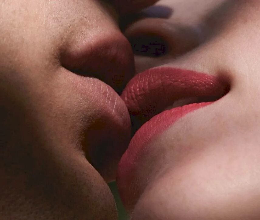 Мужчина кусает губы. Сочный поцелуй. Целующие губы. Красивый поцелуй в губы. Французский поцелуй.