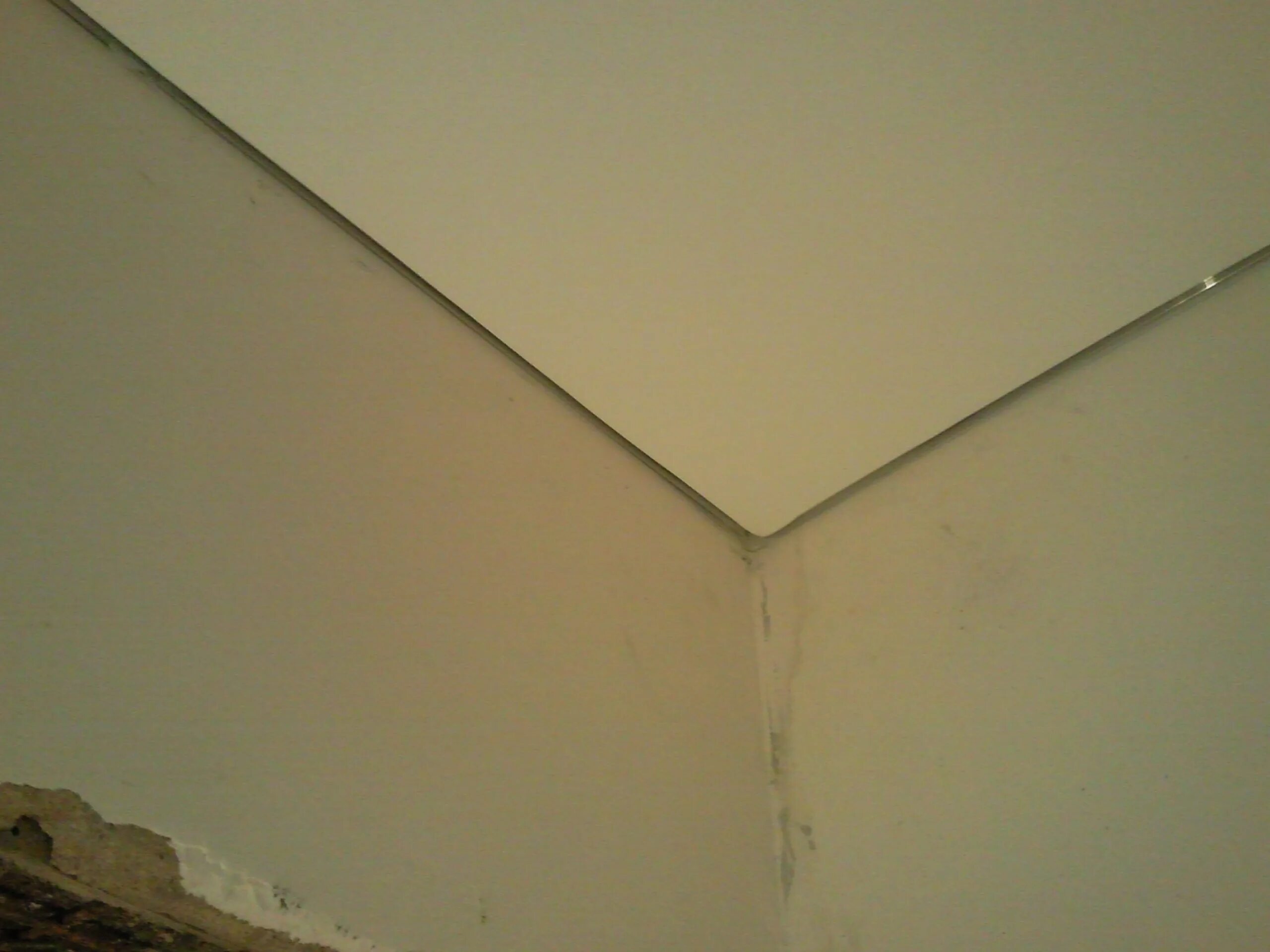 внешний угол натяжного потолка. наружный угол натяжного потолка. натяжной потолок на мансарде. вставка для натяжного потолка угол. натяжной двухуровневый матовый.