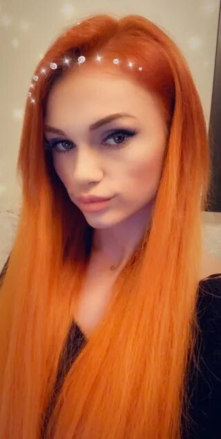 Фрэнсис кумб рыжая. Рыжая с веснушками. Наташа булыгина актриса. Красивые абстрактные цветы. Рыжие волосы и зеленые глаза.