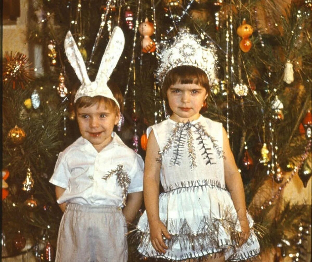 советские новогодние костюмы для детей. новогодние костюмы 90-х годов. мальчики зайчики девочки снежинки. снежинка мальчик девочка. снежинка мальчик девочка.