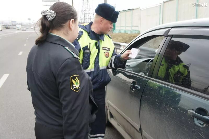 Судебный пристав наложил арест на автомобиль. Судебные приставы Петрозаводск. Судебные приставы и ГИБДД. Работник ГИБДД должников. УФССП по г Петрозаводску.