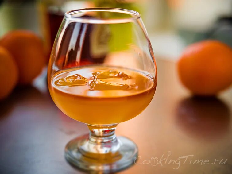 бренди с соком. апельсиновый сок в красивом бокале. коктейль black flag крепкий висковый. горелый апельсин. коньяк с апельсиновым соком.