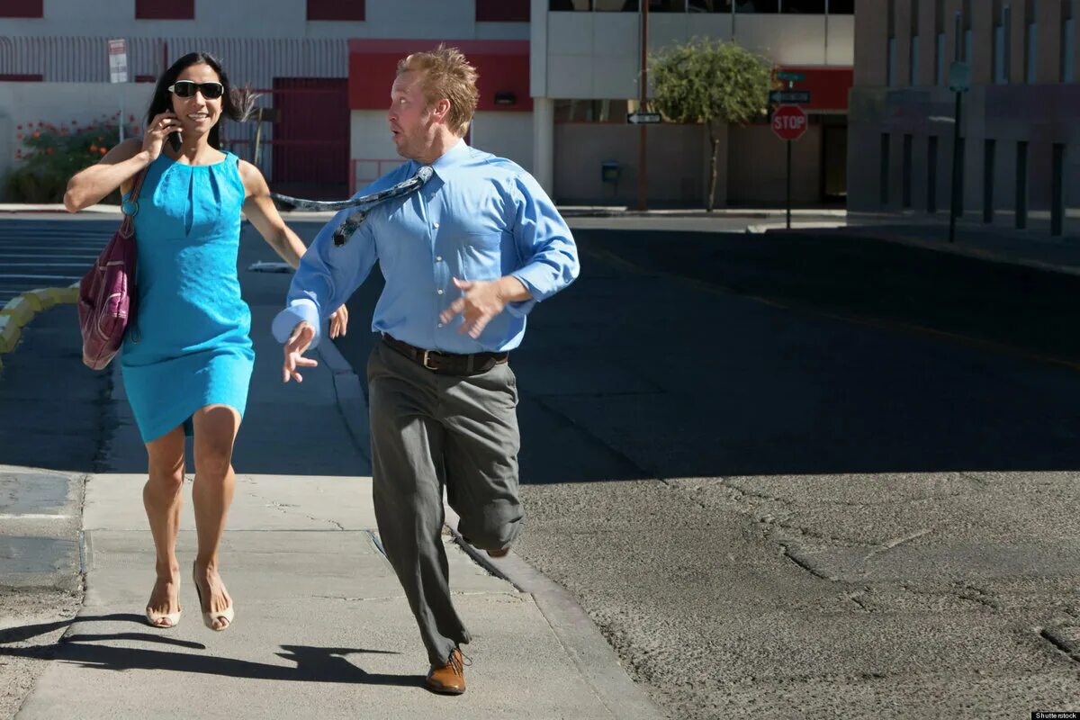 девушка бегает за бывшим парнем. девушка бегает за бывшим парнем. бег пара. женщина бегает за мужчиной. девушка убегает от парня.