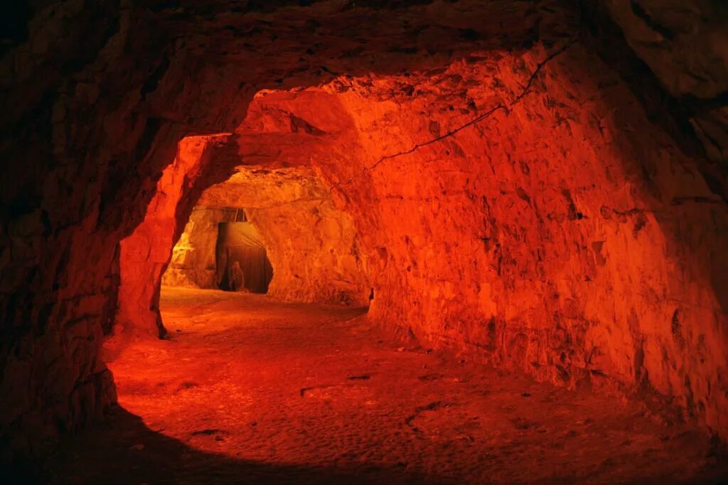 в глубь пещеры