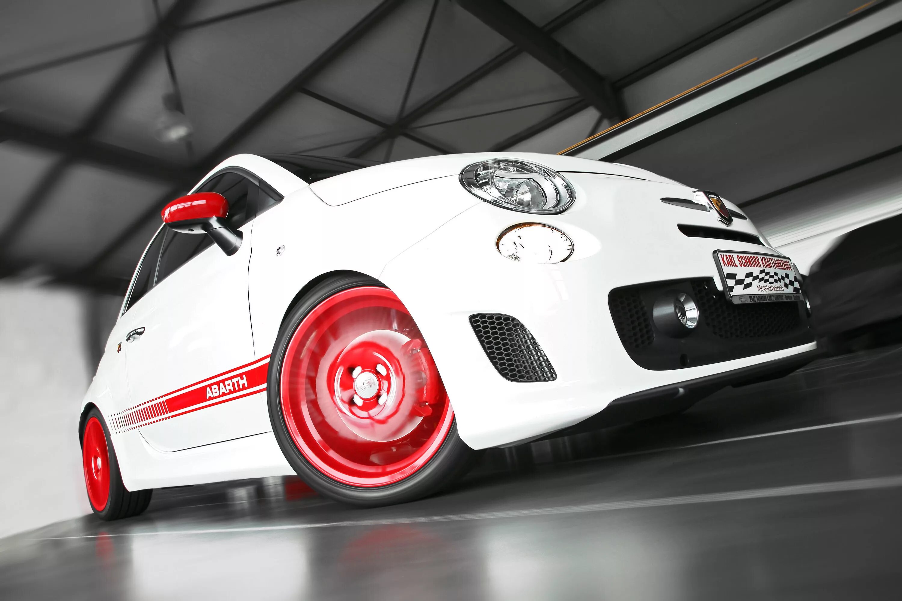 Бело красный автомобиль. Fiat 500 Abarth. Fiat 500 Abarth красный. Fiat 500 Electric Abarth. Fiat 500 Abarth 2021.