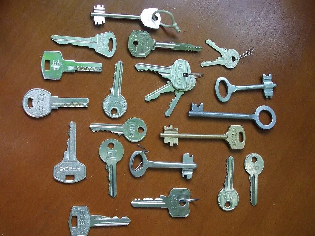 Запиши по группам ключи от квартиры. Ключи от квартиры. Ключ от сарая. Изготовит ключи от квартиры. Ключи всякие ключи.