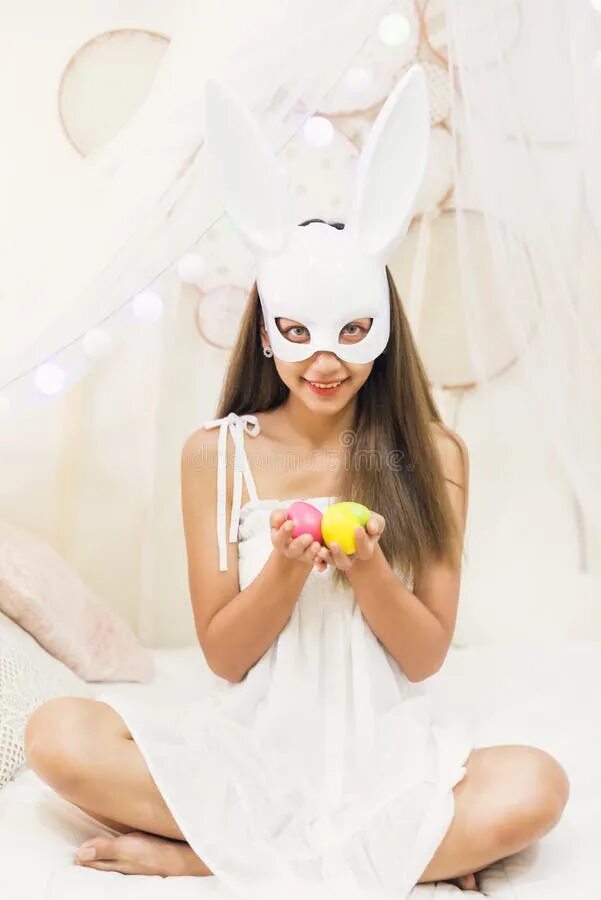 Brunette bunny. Зайцы в образах людей. Девушка в маске зайки и на море. Ухо девушки. Фотосессия дома.