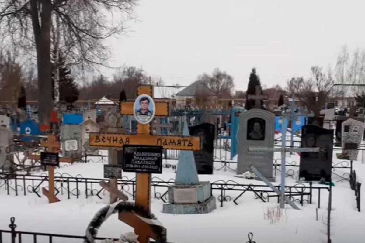 Бутырки грязинский. Школа рядом с кладбищем. Сельское кладбище. Кладбище Хомутово. Сельские могилы.