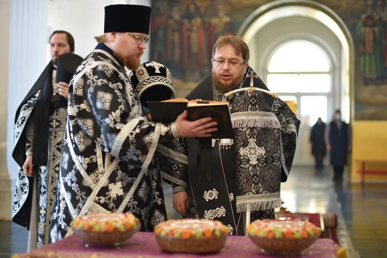 Что читают в первую седмицу поста. Первая седмица Великого поста пятница освящение колива. Литургия Преждеосвященных Даров Великий пост. Литургия Преждеосвященных Даров картинки. Литургия 1 седмицы поста Череповец.