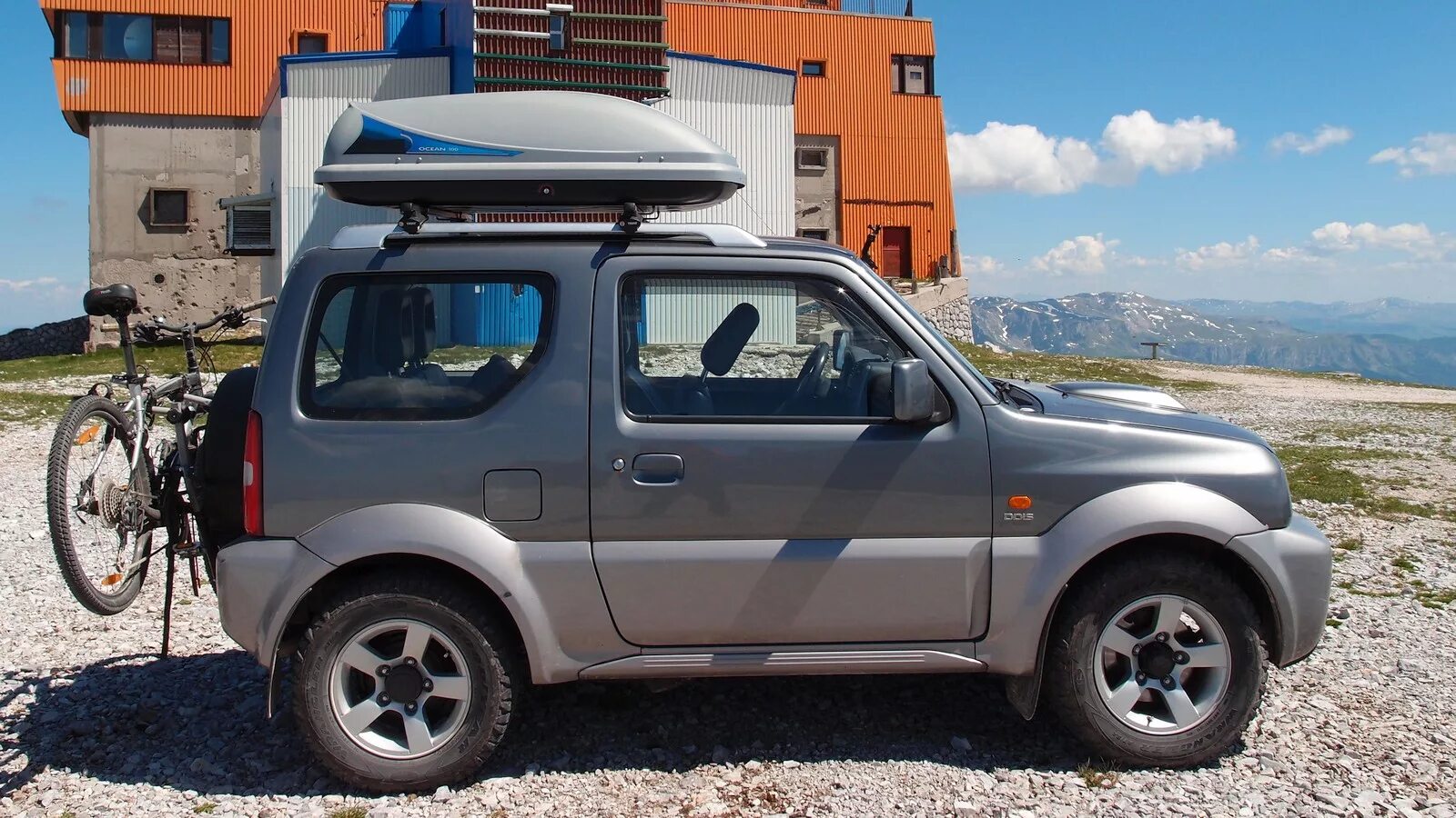 Сузуки джимни экспедиционник. Багажник на suzuki jimny 2020. Автобокс suzuki jimny. Suzuki jimny 1. Бокс на крышу сузуки джимни.