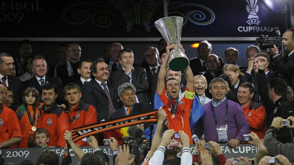 Кубок шахтера. Шахтёр кубок уефа 2009. шахтер донецк кубок уефа 2009. шахтер выиграл кубок уефа в 2009. шахтер победитель кубка уефа 2009.