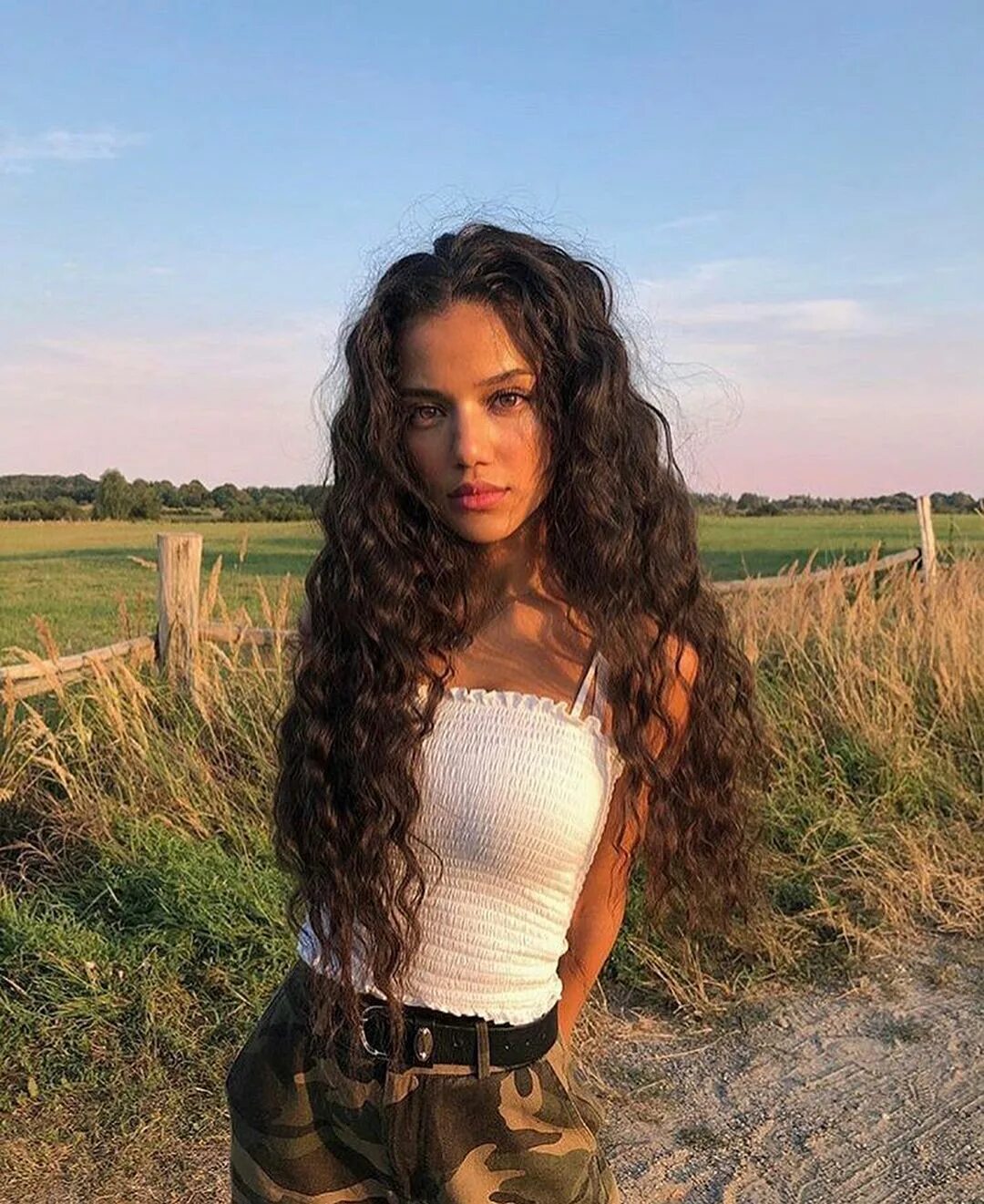 Красивые смуглые брюнетки. Дина исаева с кудрями. Тереза милан. Валентина галлардо. Красивые девушки брюнетки.