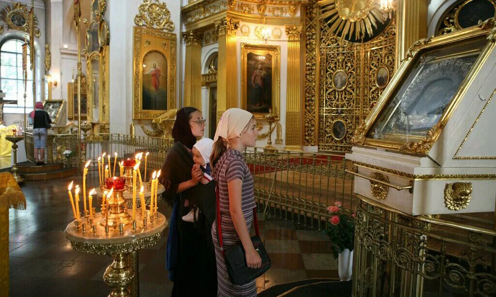 Как правильно заходить в храм. Люди в храме. церковь внутри с людьми. церковь внутри люди молятся. православный храм внутри с народом.