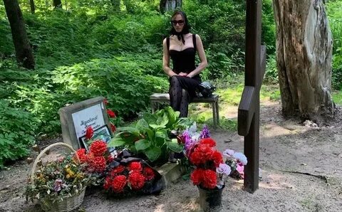 Пришла на на могилу