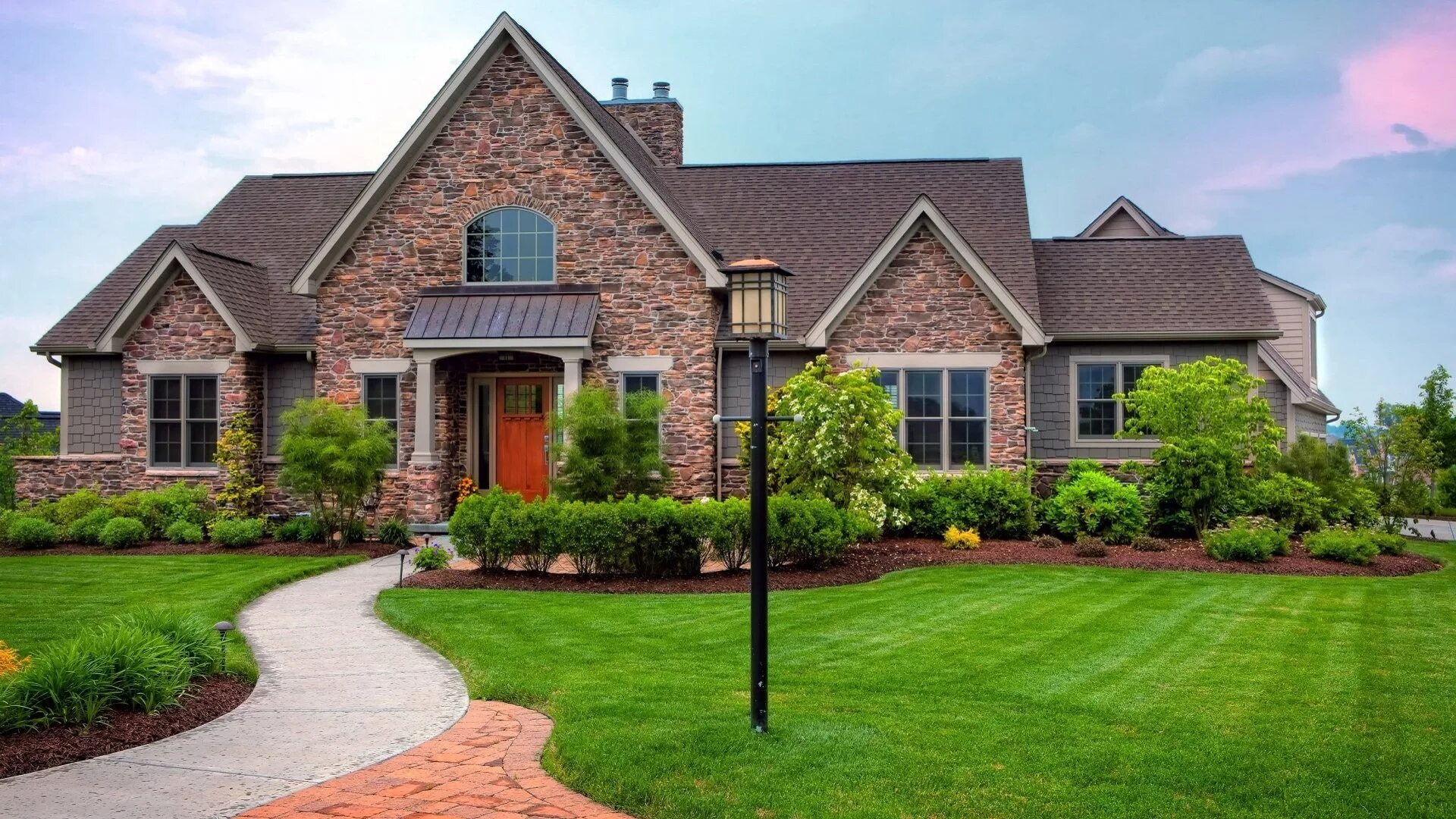 красивый дом с мансардом. красивые коттеджи. м двухэтажный. дом с гаражом. красивый одноэтажный дом.