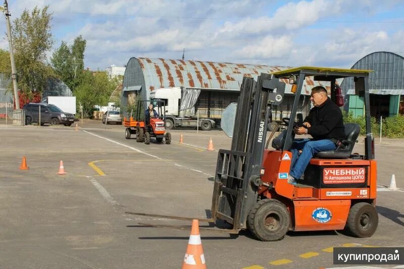 ЦОПО экскаватор погрузчик. Водитель погрузчика. Вождение погрузчика.