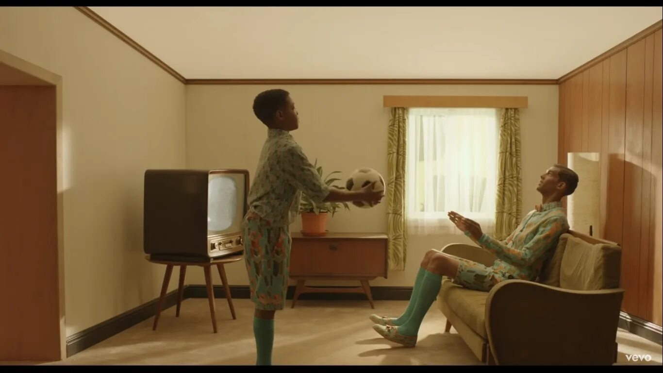 Stromae альбом 2022. Stromae отец. Стромае ленфер. Стром певец. Stromae уте папа уте.