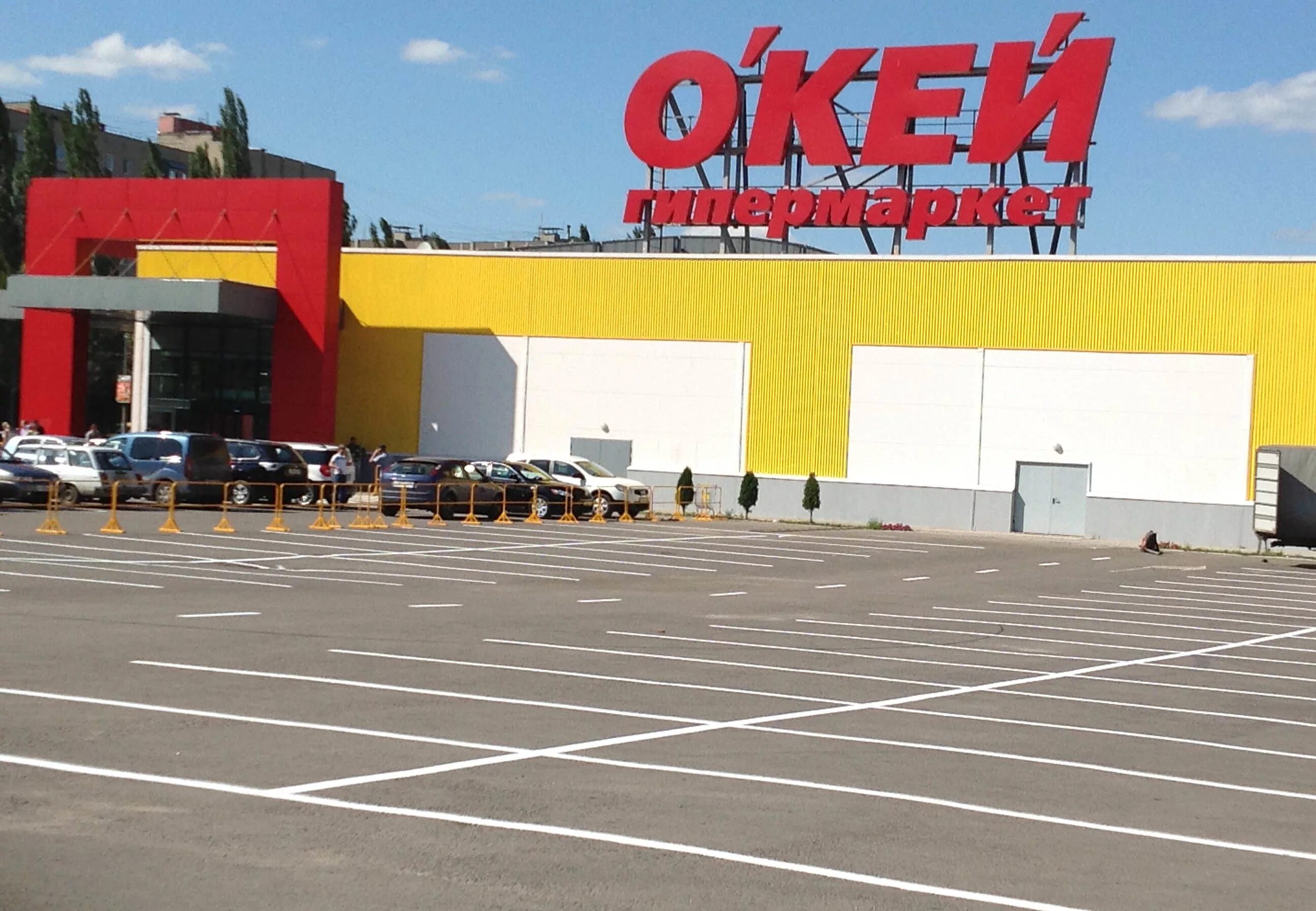 парковка возле тц. парковка тц. стоянка супермаркет. ашан парковка. ашан парковка.