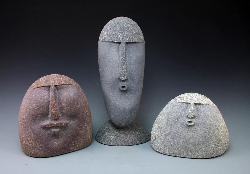 удивленные камни. веселый камень. три камня. хуюмбола камень. камни с лицами из глины.