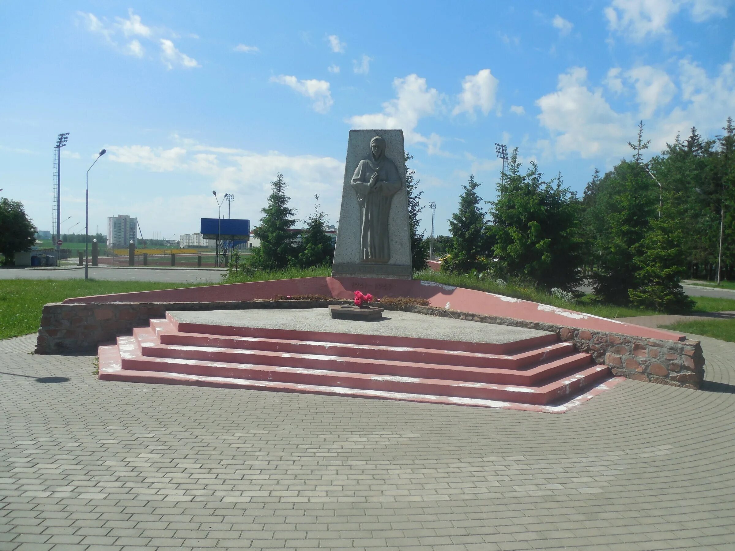 Памятник жертвам великой отечественной войны. Монумент горки. Крымск мемориал "жертвам Великой Отечественной войны».парк комбинат. Вомения парк монумент горки. Монумент жертвам Плашове.