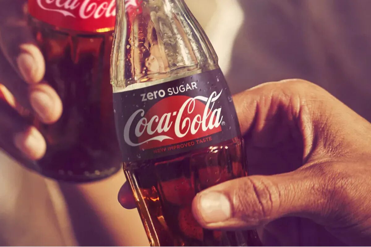 Coca cola бренды. Кока кола фон. Текстура банки колы. Тема кола. Coca cola фон.