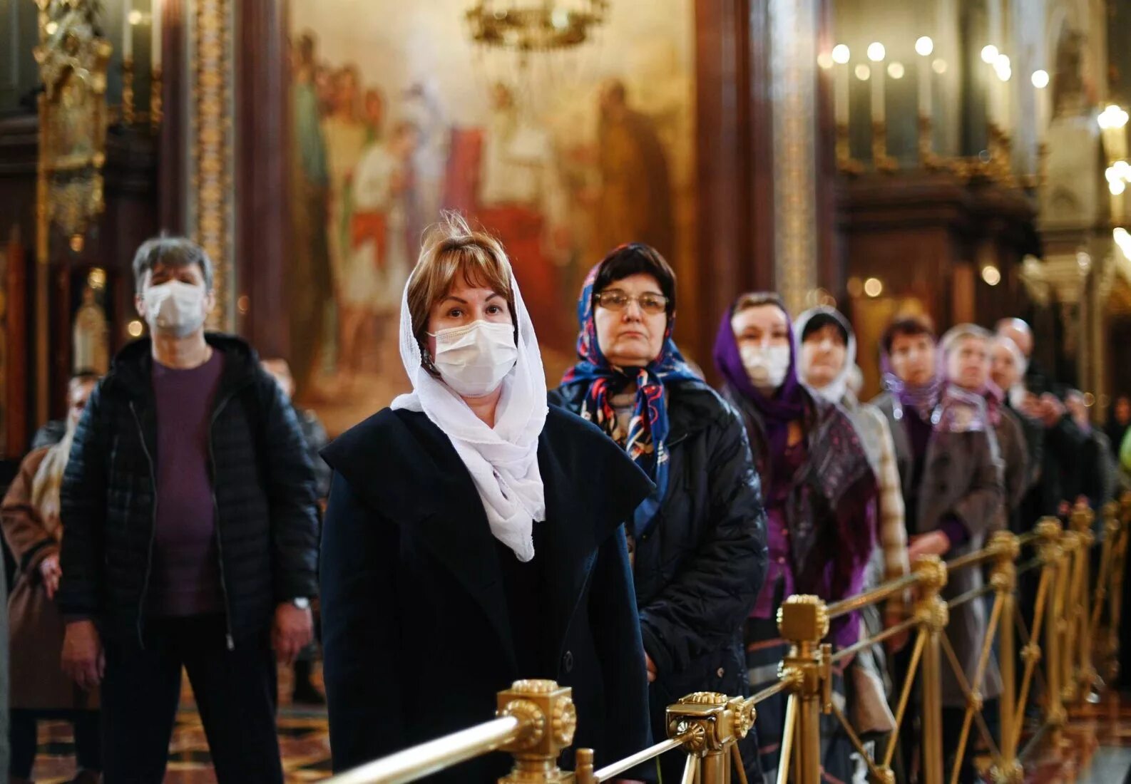 отец симон скит ксилургу. люди на службе в церкви. патриарх кирилл. монастыри православные в ливане. целование креста в церкви.