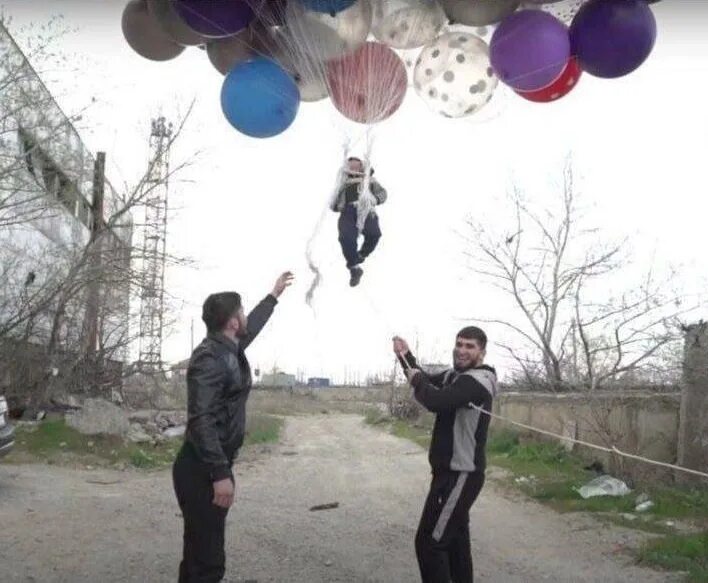 Улетел на воздушных шарах. Хасбик воздушные шары. Хасбик на шариках улетает. Мемы с воздушными шарами.