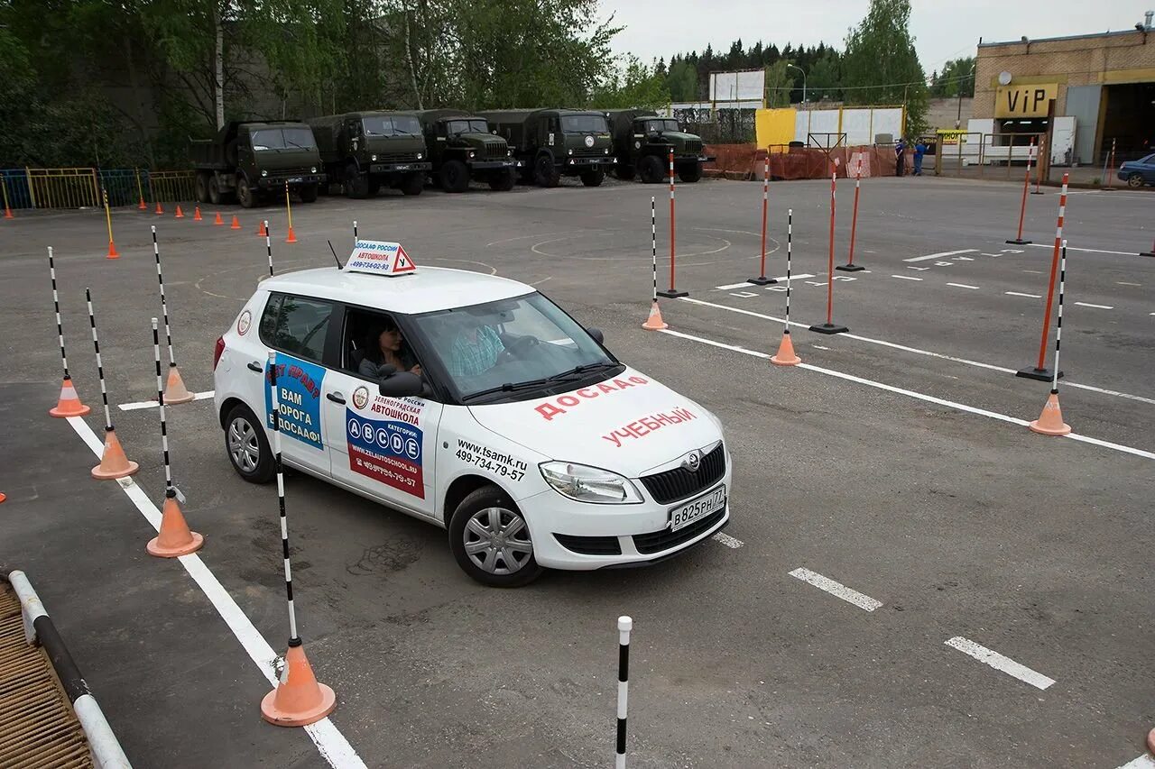 Учебный автомобиль. Автошкола автомобиль. Автошкола учебный автомобиль. Учебные машины в автошколах. Автошкола экзамен 2024 год