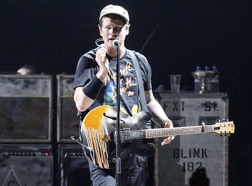 Tom delonge. Блинк 182 том делонг. blink 182 том делонг. blink 182 вокалист. tom delonge 2025.