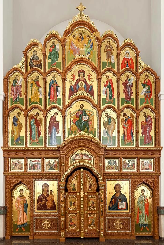 Человек в храме перед иконами. Иконостас старообрядческого храма набережные челны. Лавданский александр иконостас. Православный храм. Иконы главного храма вооруженных сил россии.
