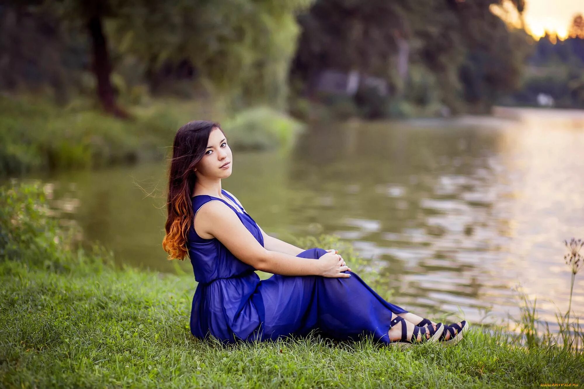 Девушка в синем платье. Фотосессия в синем платье на природе. На берегу в синем платье слушать