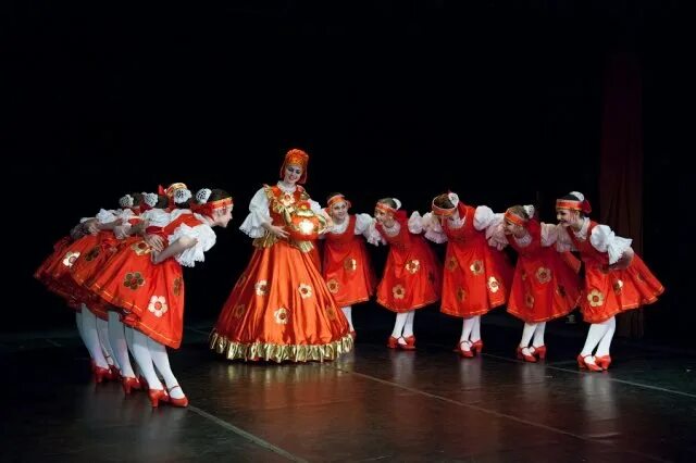Маленькие и большие танец. Народные танцы для детей. Русский народный танец дети. Русские народные детские коллективы. Детские русские костюмы для танца.