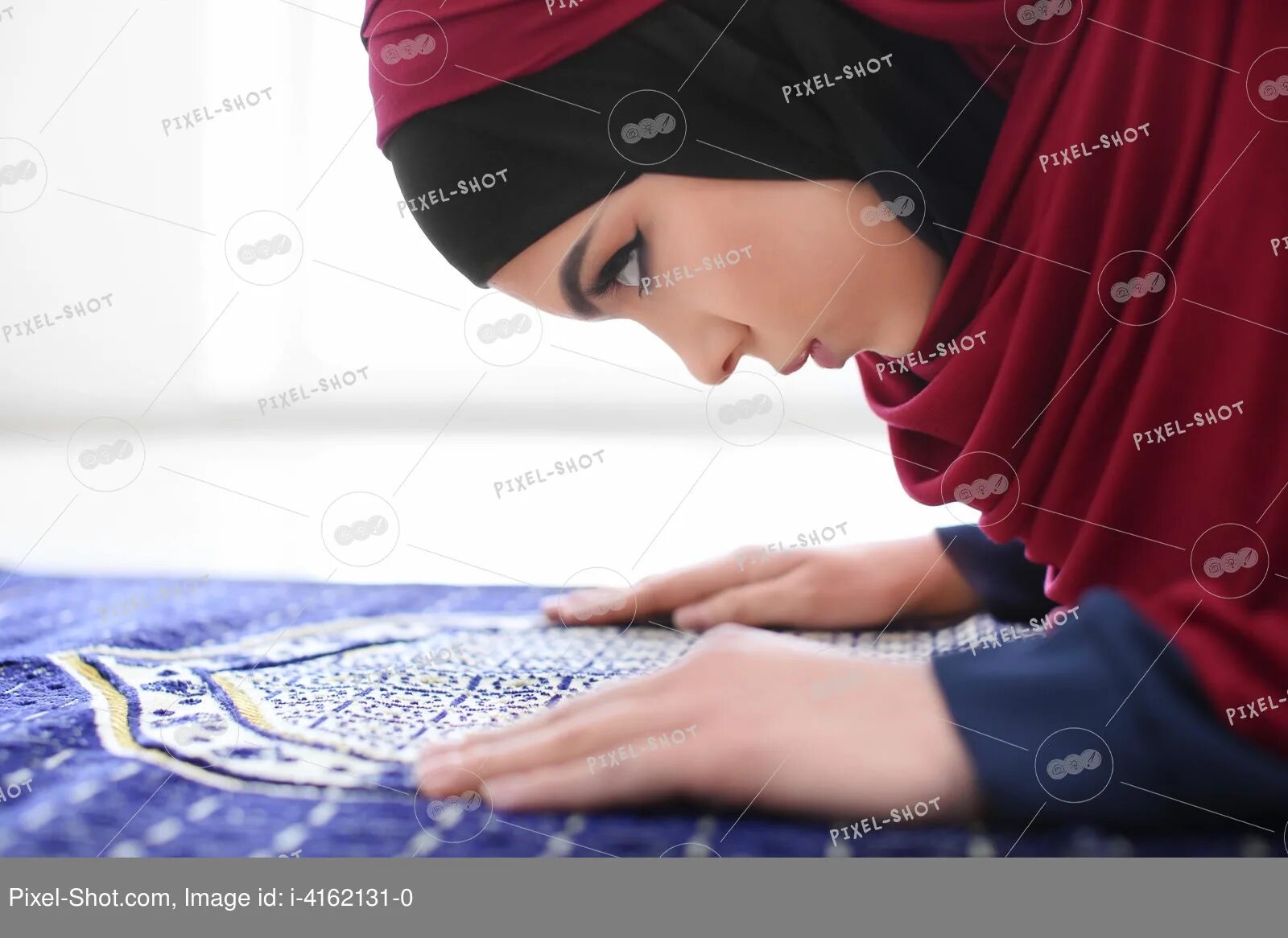 Мусульманский можно делать. Мусульманка на коврике. Мусульманка молится на коврике. Мусульманка на ковре. Девушка на коврике для намаза.