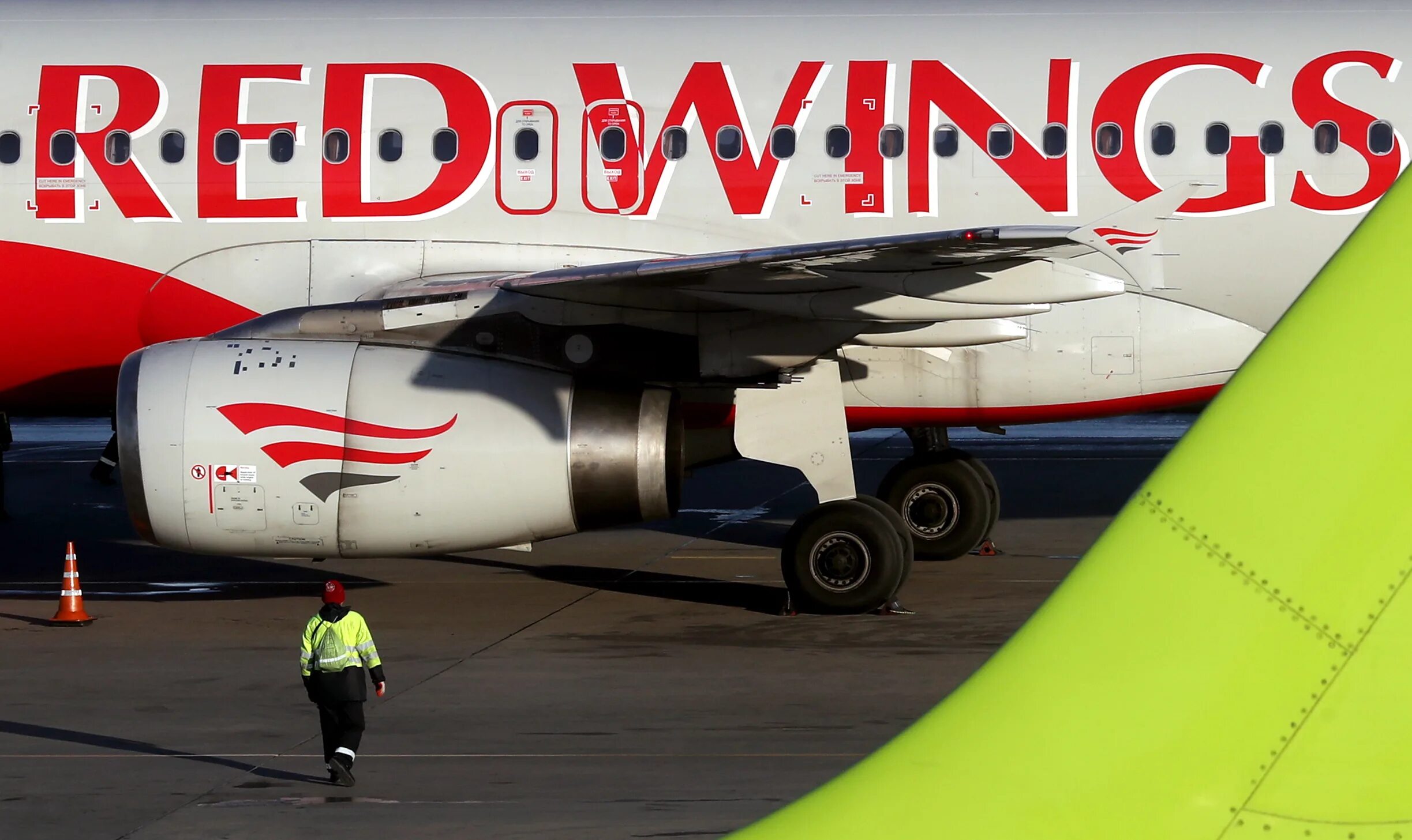 Пассажир ред вингс. Ред вингс. авиакомпания red wings. красные крылья авиакомпания. red wings москва анталья.