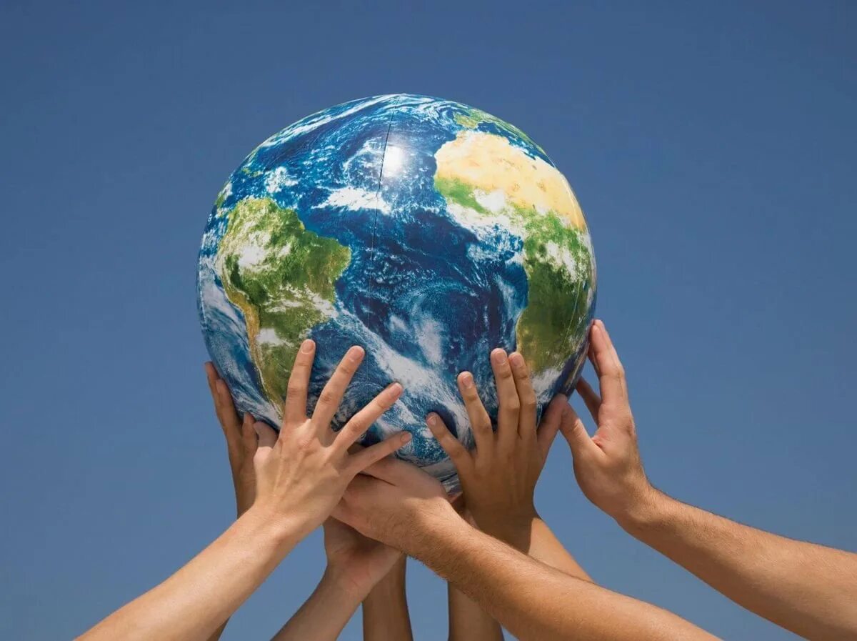 Видео про окружающий мир. Земной шар в руках человека. Планета в руках человека. Мир в руках человека. Земля в руках.