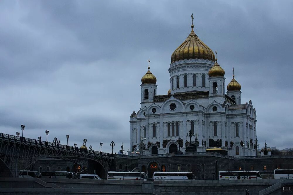 патриарший мост у храма христа спасителя. храм христа спасителя весной. религии в москве. патриарший мост у храма христа. храм христа спасителя лалибель.