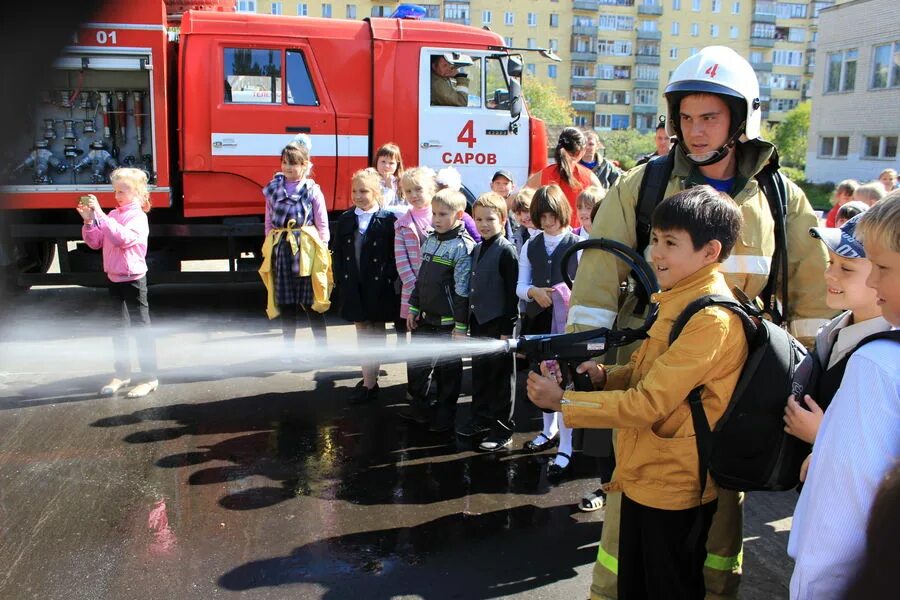 Пожарные в школе. Пожарник в школе. Про пожарных школьникам. Занятия по пожарной безопасности в школе.