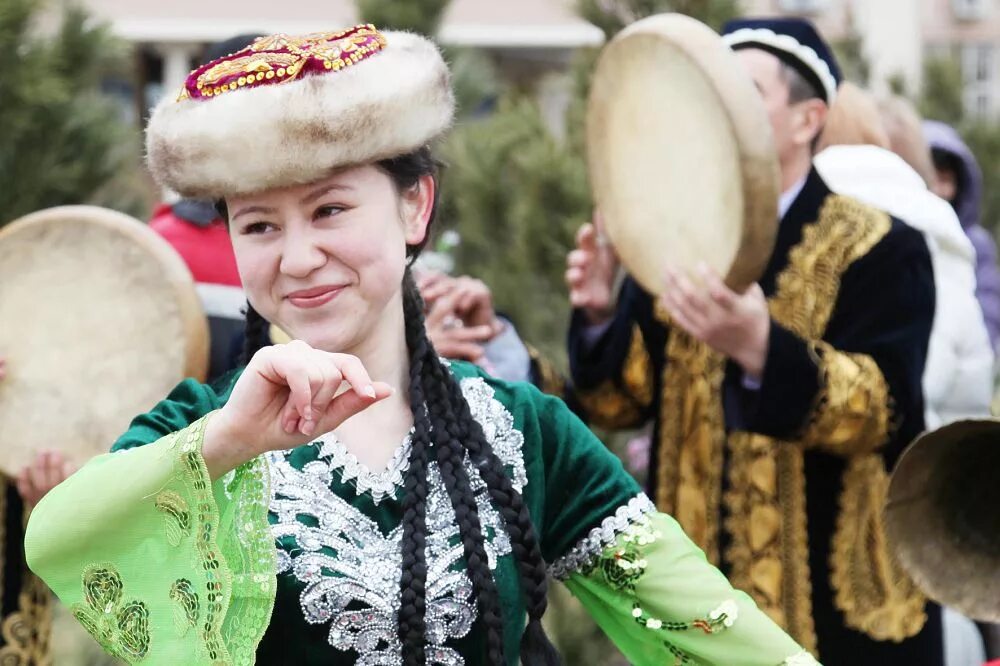 Уйгурский национальный костюм. Уйгуры народ. Уйгурский национальный костюм. Уйгур национальный. Уйгурская культура.