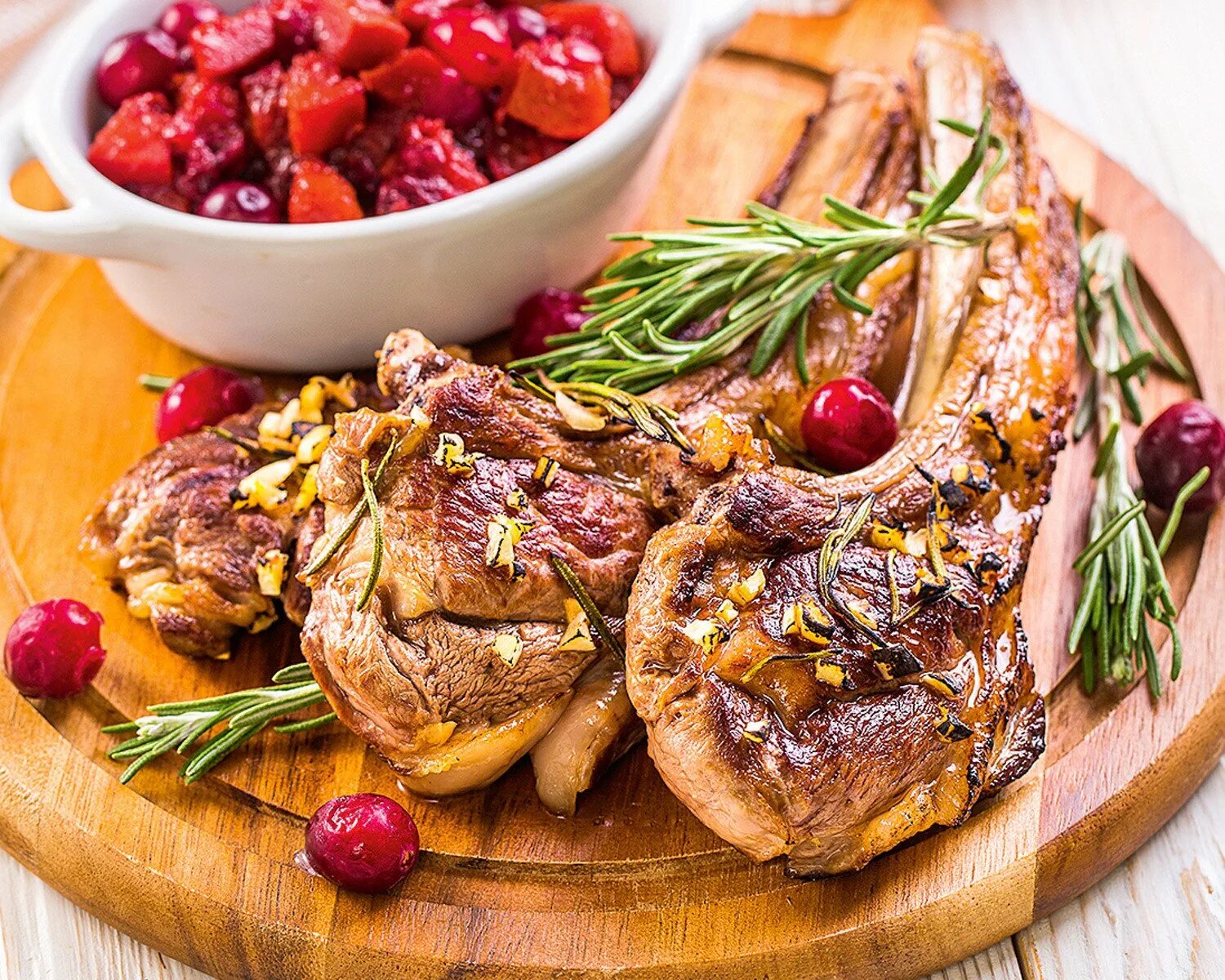 Блюда из ягненка. Баранина мякоть. Мясные блюда из баранины. Бараньи ребрышки таджин эмели хенри. Горячие вторые блюда из мякоти баранины.