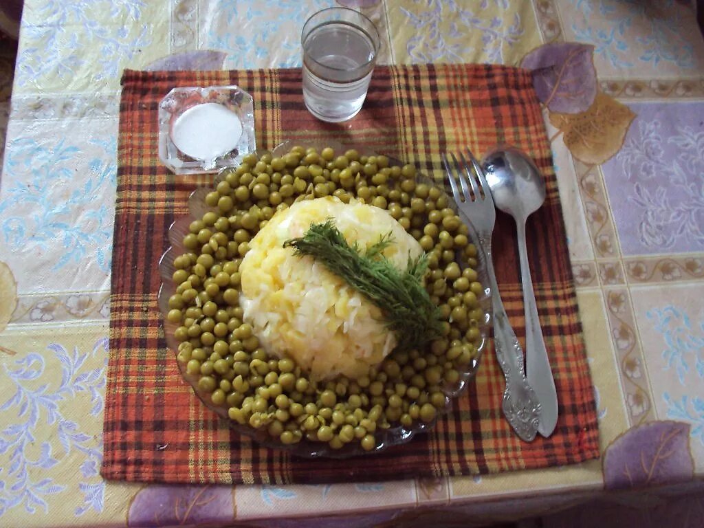 Женщина из ничего. Женщина из ничего может сделать три вещи. Шляпа с фруктами. Головной убор с фруктами. Салаты соломкой на день рождения.