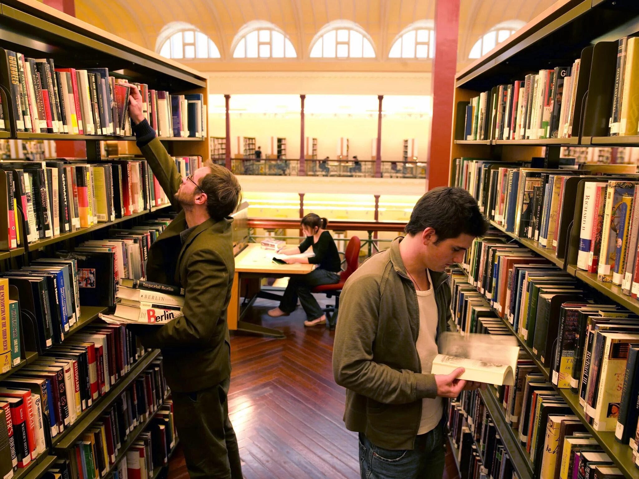 Люди в библиотеке. Книжный человек. Люди в читальном зале. Чтение в библиотеке.