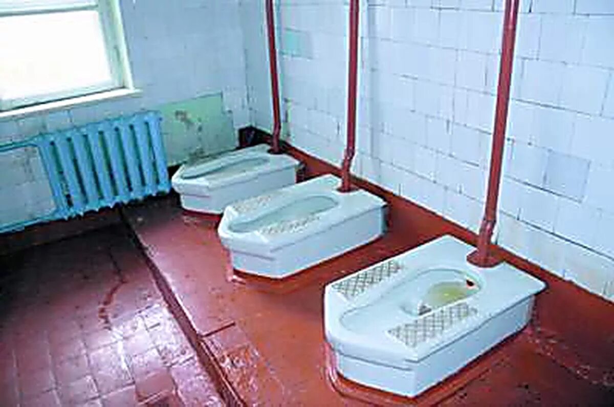 Какие туалеты в школе. Унитаз в школе. Туалет без перегородок. Советский туалет в школе. Уборная в школе.