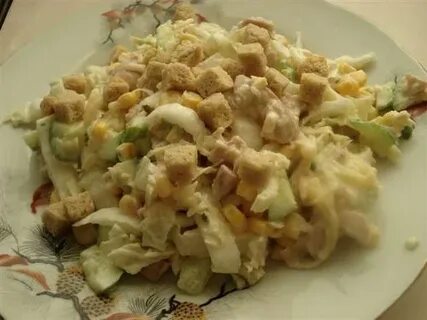 Салат с копченой курицей огурцами сухариками
