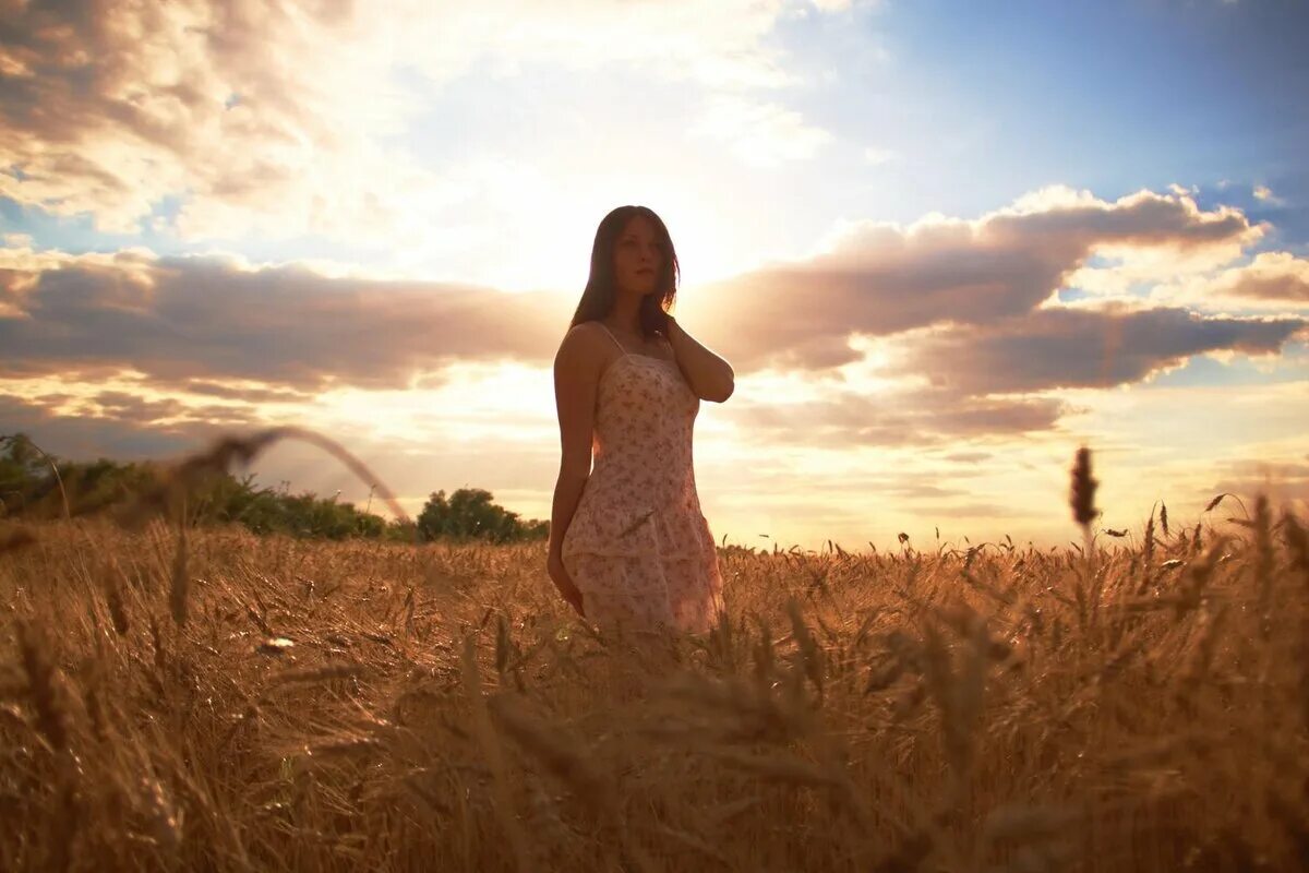 Фотки полной версии. Девушка в поле. Полненькая девушка в поле. Девушка в поле вдалеке. Девушка в поле на рассвете.