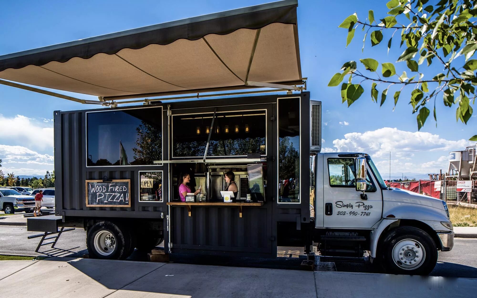 Купить фудтрак на колесах бу. Фудтрак food Truck. Прицепы автолавки food Truck. Сильвер Ван фудтрак. Spacebox фудтрак.