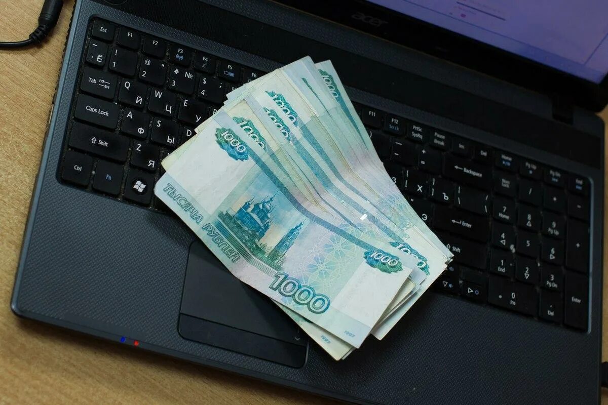 Ноутбук и деньги. Заработок в интернете рубли. Пачка денег и ноутбук. Деньги рубли из ноутбука.